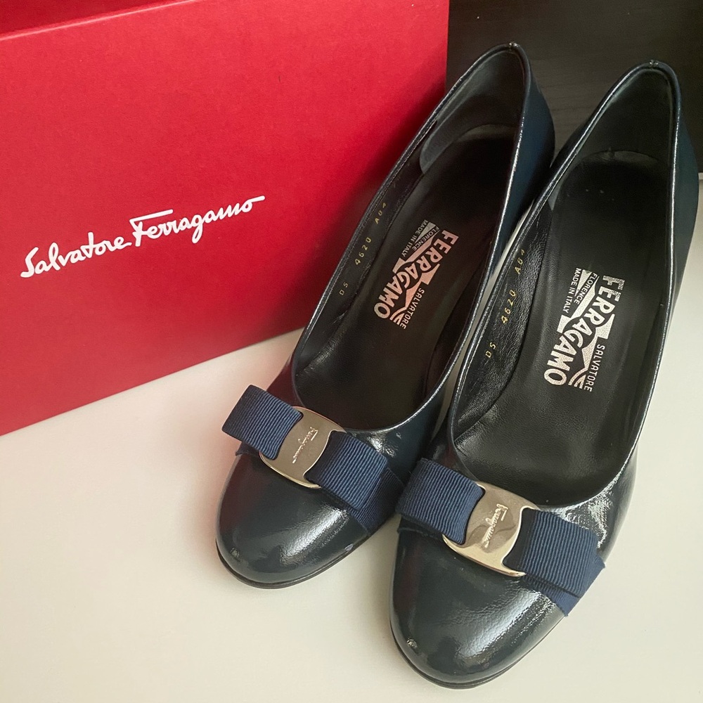 Salvatore Ferragamo Navy Blue Carla Classic Patent Bow Heel Pump Shoes 7.5 8cm